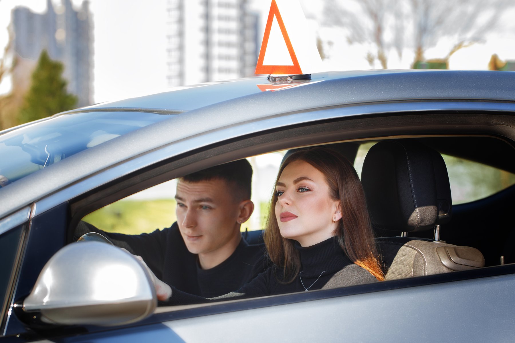 Fahrschülerin und Fahrlehrer im Auto