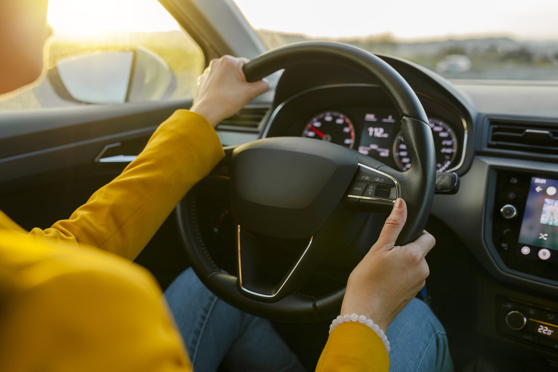 Hände am Lenkrad eines Autos